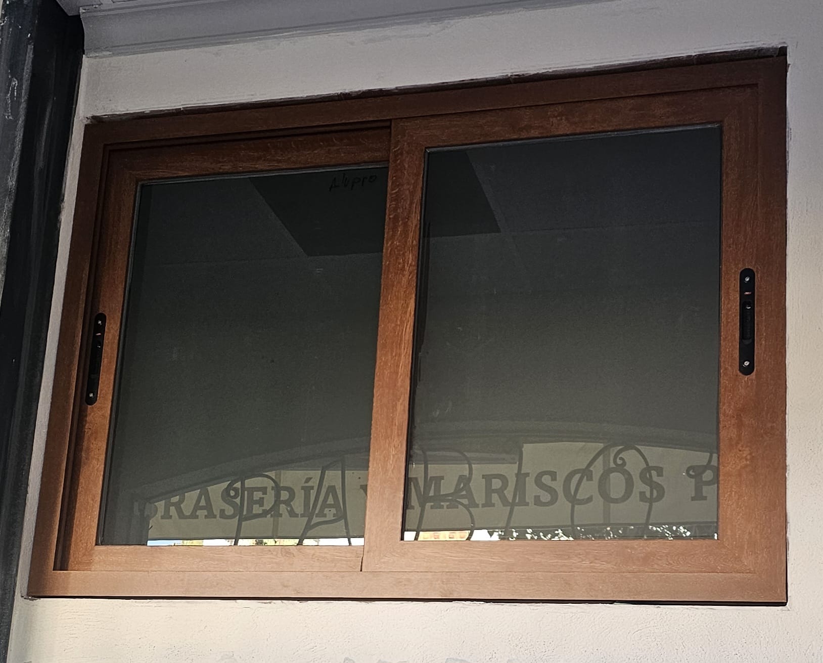 Ventana corredera de aluminio imitación madera